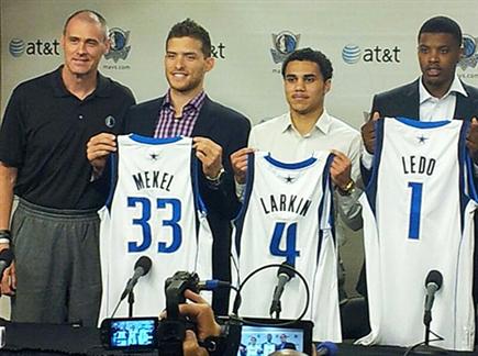 התפנו דקות ברוטציה. מקל עם לארקין בעת הצגתם (gettyimages) (צילום: ספורט 5)