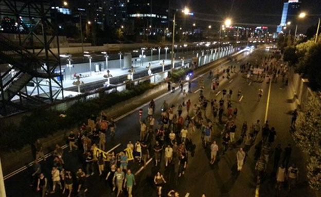 המפגינים חוסמים את נתיבי איילון, הלילה (צילום: עזרי עמרם, חדשות 2)