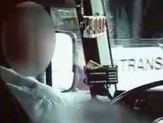 הנהג אונן בזמן שהסיע אוטובוס מלא