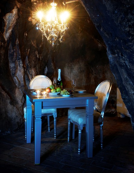 מלון מתחת לאדמה, שולחן כחול (צילום: salasilvergruva)