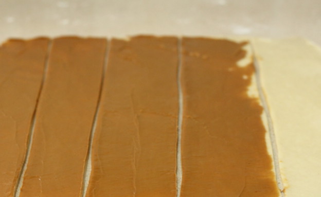 מאפה שמרים אישי עם ממרח לוטוס - מורחים את הבצק