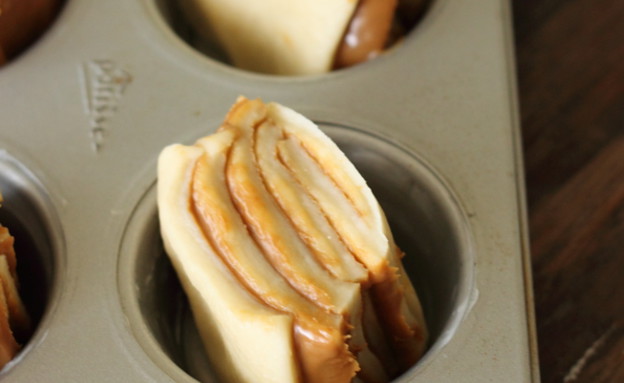 מאפה שמרים אישי עם ממרח לוטוס - לפני אפייה