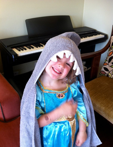 מגבת חוף, מגבת כריש ילדה (צילום: justcraftyenough)