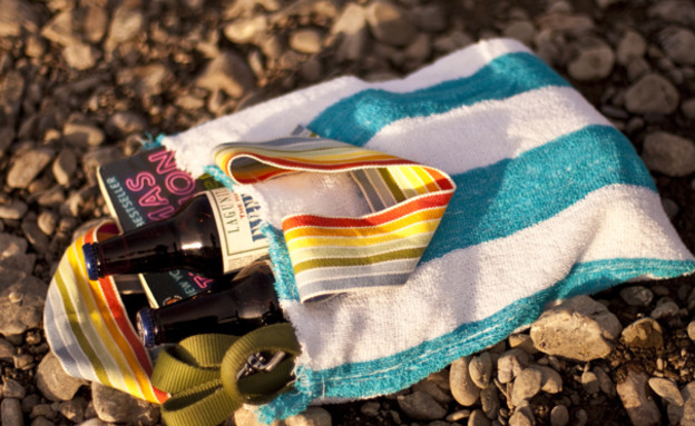 מגבת חוף, תיק בקבוקים (צילום: makezine)