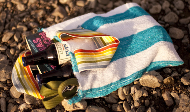 מגבת חוף, תיק בקבוקים (צילום: makezine)