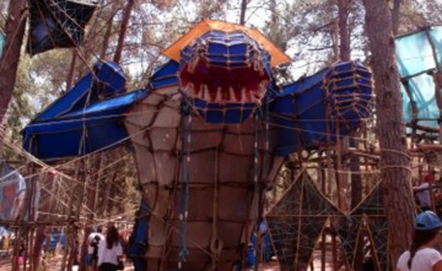 צופים, מפלצת