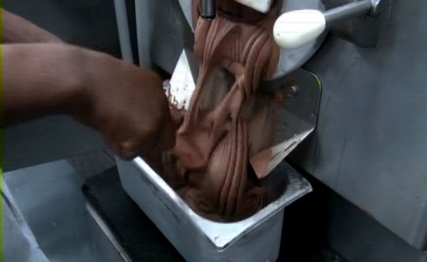 כך מייצרים גלידת שוקולד (צילום: חדשות 2)