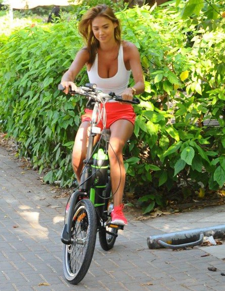 רוסלנה רודינה על אופניים (צילום: ברק פכטר)