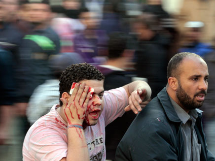 פצועים במהומות במצרים (צילום: רויטרס)