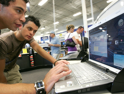 צעירים במחשב (צילום: Justin Sullivan, GettyImages IL)