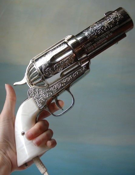 המצאות, אקדח (צילום: www.dudeiwantthat.com)