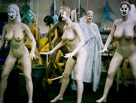 הצצה למפעל בובות מין (צילום: noon)