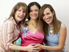 שתי נשים מחזיקות את הבטן ההריונית של אישה שביניהן (צילום: jupiter images)