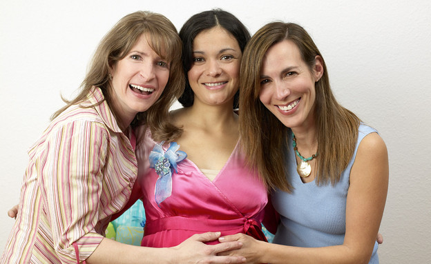 שתי נשים מחזיקות את הבטן ההריונית של אישה שביניהן (צילום: jupiter images)