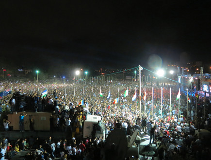 אלפי אנשים בקהל (צילום: מאי קסטלנובו גלילי)