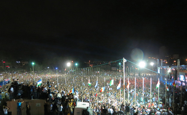 אלפי אנשים בקהל (צילום: מאי קסטלנובו גלילי)