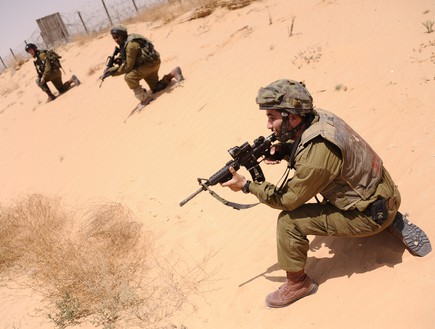 חיילי צנחנים בגבול מצרים (צילום: בן אברהם, עיתון 