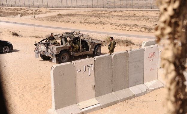 צנחנים בגבול עם מצרים (צילום: בן אברהם, עיתון "במחנה")