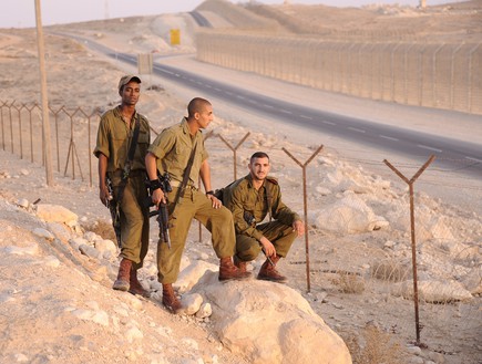 חטיבת הצנחנים בגבול מצרים (צילום: בן אברהם, עיתון 