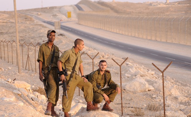 חטיבת הצנחנים בגבול מצרים (צילום: בן אברהם, עיתון "במחנה")