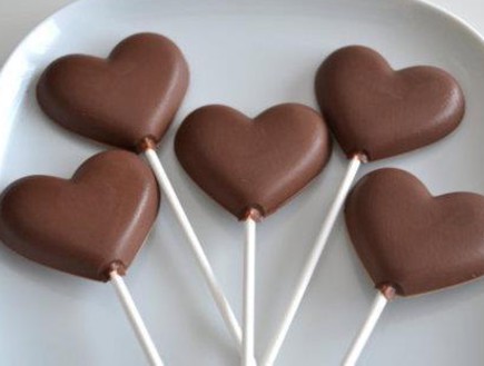 גלריית לבבות - לב שוקולד על מקל (צילום: www.tumblr.com)