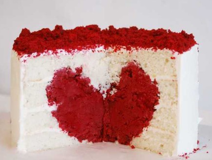 גלריית לבבות - עוגה ובתוכה לב אדום (צילום: www.iambaker.net)