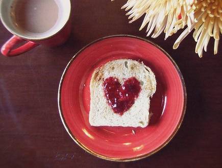 גלריית לבבות - טוסט עם ריבה בצורת לב (צילום: www.tumblr.com)