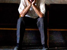 איש זקן / קשיש יושב כפוף על ספסל עצוב דיכאון (צילום: רויטרס)