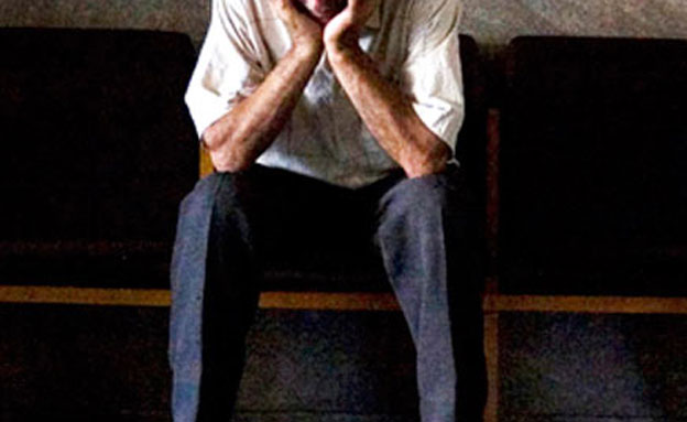 איש זקן / קשיש יושב כפוף על ספסל עצוב דיכאון (צילום: רויטרס)