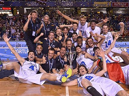 האלופה החדשה. שחקני איטליה חוגגים (צילום: FIBA) (צילום: ספורט 5)