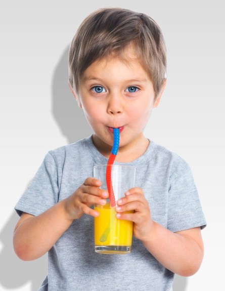 חמישייה 22.7, ילד שותה (צילום: www.perpetualkid.com)