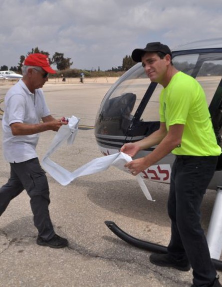 מסוק לבנה זוהרים (צילום: צ'ינו פפראצי)