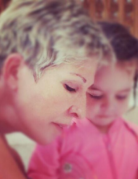 דליה מזור עם הנכדה היילי (צילום: תומר ושחר צלמים, instagram)