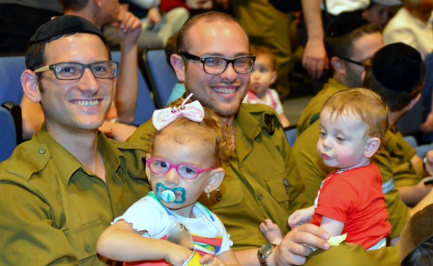 מפגן תמיכה ענק בחיילים החרדים ובני משפחותיהם בחיפה (צילום: חדשות 2)