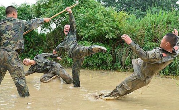 אימונים של הצבא הסיני (צילום: ברקופט מדיה)