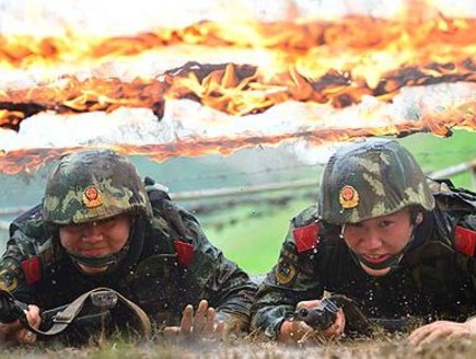 אימון של הצבא הסיני (צילום: ברקופט מדיה)