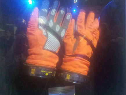 הכפפות של אילן רמון, צילום אורן דותן, תערוכת החלל (צילום: אורן דותן)