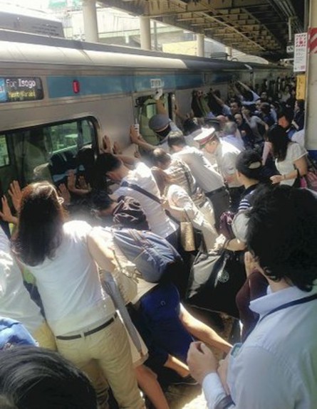 הנוסעים דחפו את הרכבת (צילום: yahoo.co.jp)