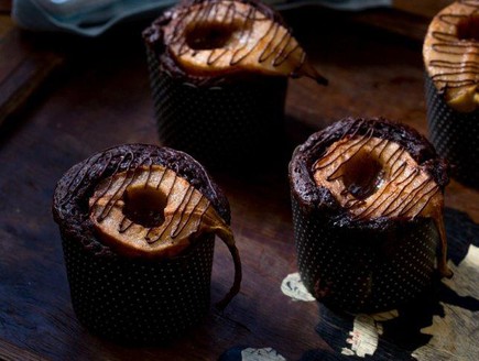 עוגות שוקולד אישיות עם אגסים (צילום: בני גם זו לטובה, mako אוכל)