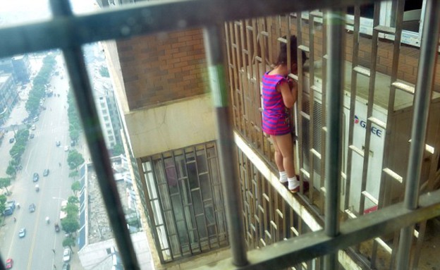 ילדה נתקעה מחוץ לבניין (צילום: dailymail.co.uk)