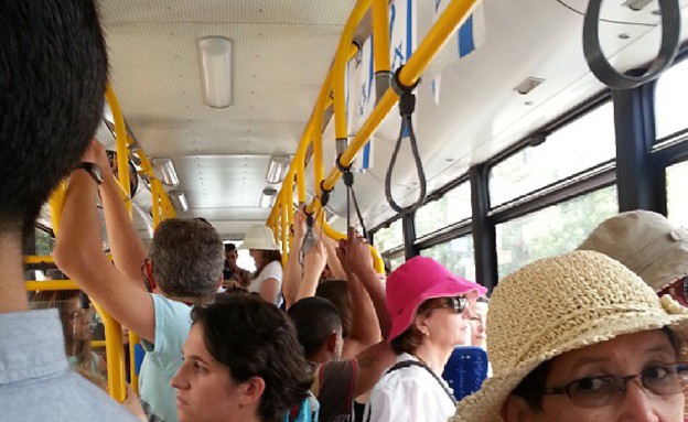 צפיפות בקו 55 (מתוך הפייסבוק של תמר זנדברג)