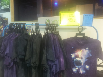חולצה למכירה בתערוכת החלל (צילום: אורן דותן)