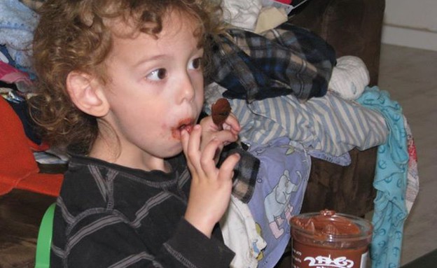 הבן של אפרת זיו אוכל שוקולד (צילום: עמוד הפייסבוק "כשהם בשקט ואתם חושבים שהכל בסדר", צילום ביתי)