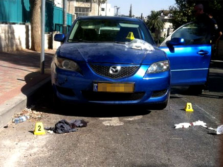 הרכב שבו נמצא הפצוע (צילום: עוזי פרלמוטר, חדשות 24)