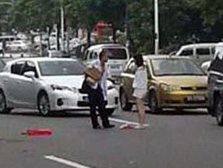 סינית כועסת התפשטה ברחוב (צילום: dailymail.co.uk)