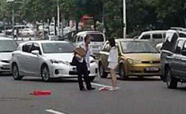 סינית כועסת התפשטה ברחוב (צילום: dailymail.co.uk)