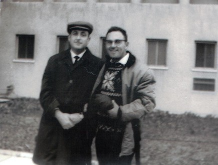 יעקב פזי ותיאו מיינץ בפתח בית האגודה הזמני בשכונת (צילום: רוברט דן ינוביץ׳ פרוייקט סולם)