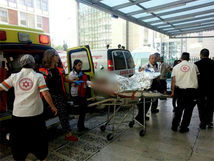 הנדקר מי-ם מפונה לבית החולים, שלשום (צילום: חדשות 2)