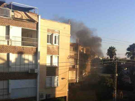 שריפה בבית מגורים פתח תקוה רחוב רב אבו רביע (צילום: ניר סלונים)