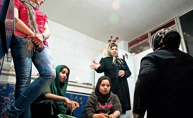 בית איראני, נשים (צילום: צילום מסך מתוך Iranian Living Room FACEBOOK)